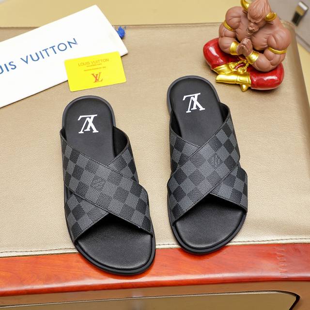 工厂价 ，Loui Vuitto 高端顶级原单拖鞋 Size：38-45。颜色：多色可选！全新系列 进口原版lv， 小牛皮制作 高档舒适 Pu原版两层大底轻盈耐